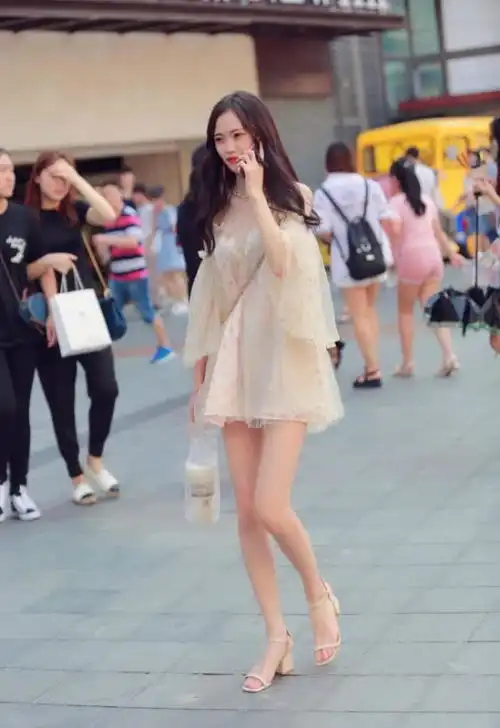  青春美搭更显浪漫活力气息,给人清爽利落的感觉,美美哒