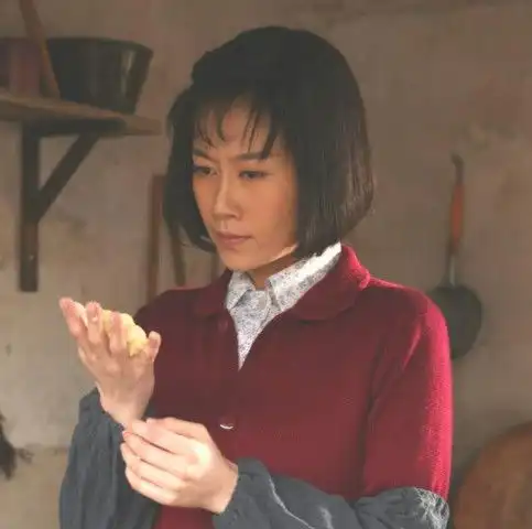  她为了让父母住上豪华住宅,连十八年不停接烂片,41岁依旧单身