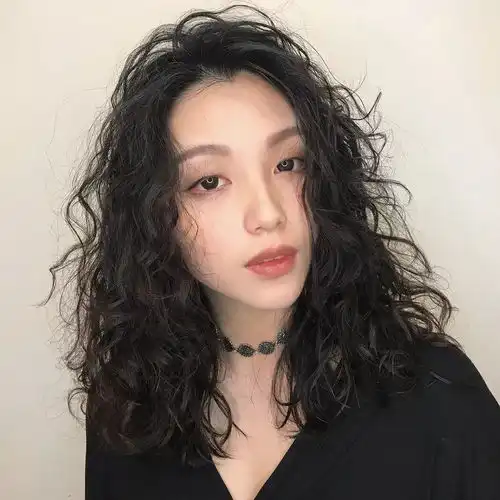  复古小卷发,个性显温柔