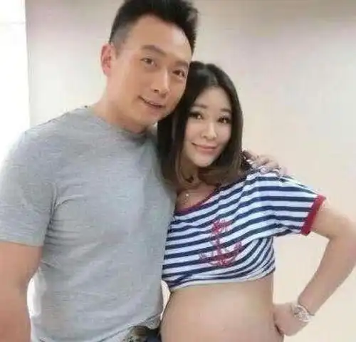  他过曾了10年的丁克生活,却不想妻子41岁意外当妈,今沦为女儿奴