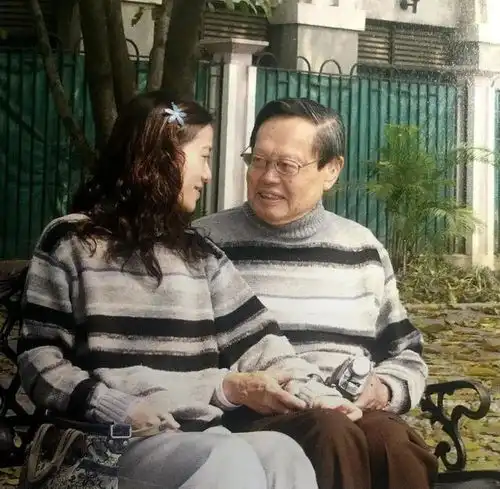  74岁老中医娶24岁女大学生,婚后不久老来得子,全网质疑嘘声不断