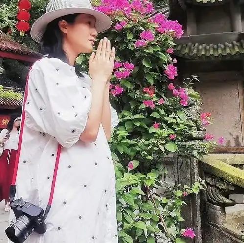  朱丹怀孕后频晒照,穿衣打扮反而比孕前更美了,实打实的辣妈一枚