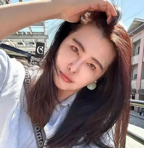  惊66岁王祖贤现身温哥华,腹部凸起疑似怀孕真相竟是这样