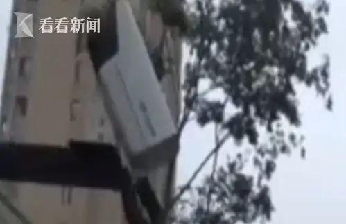  为制止高空抛物这个小区拼了装47个摄像头全部朝天实时监控