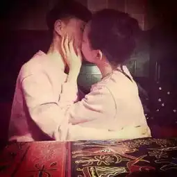  我想一张跟这张图片一样的头像,就是女孩拉着男孩的领口往里看的图片,麻烦帮忙找下,谢谢了