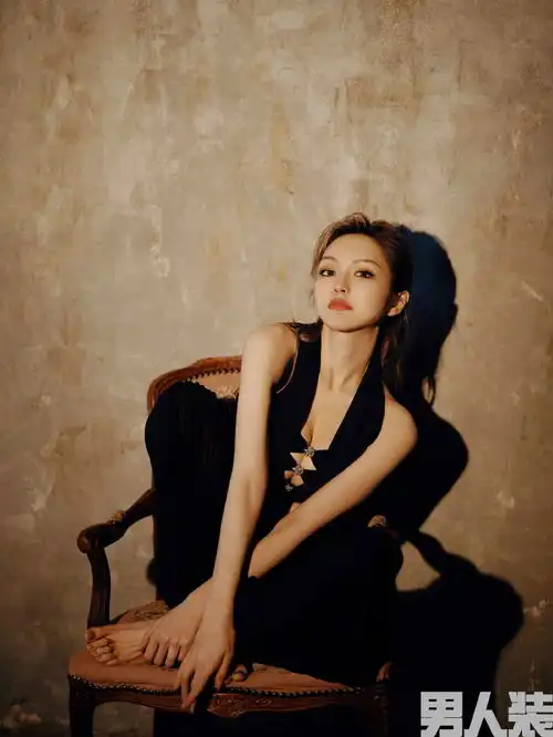  周扬青男人装大片释出大秀美背身段迷人