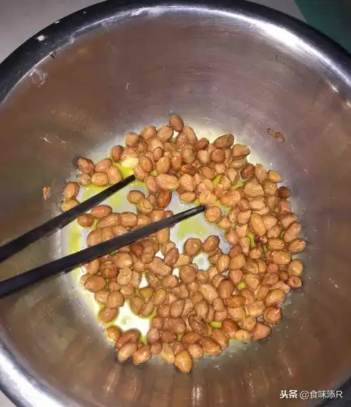  炒花生米别直接下锅,这样做,又香又脆,能放30天