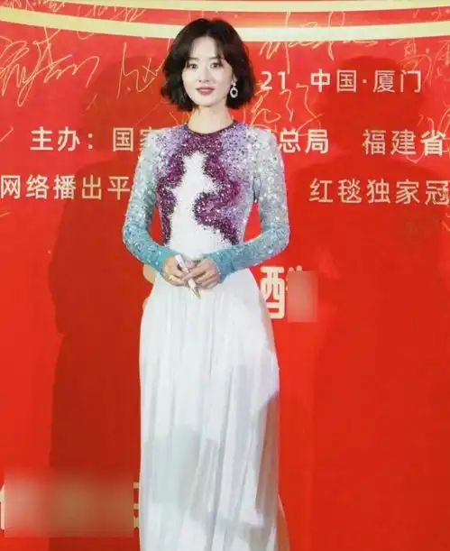 厦门这一夜赵丽颖留短发唐嫣变身女战士,李沁美丽大气