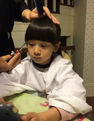  森碟搭积木表情专注变身小淑女