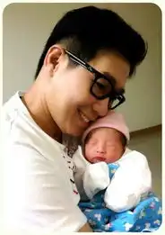  品冠喜获麟儿分享父子照买名车犒赏老婆