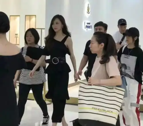  唐嫣现身活动精致御姐范十足吸睛无数,这皮肤状态比杨幂水灵很多