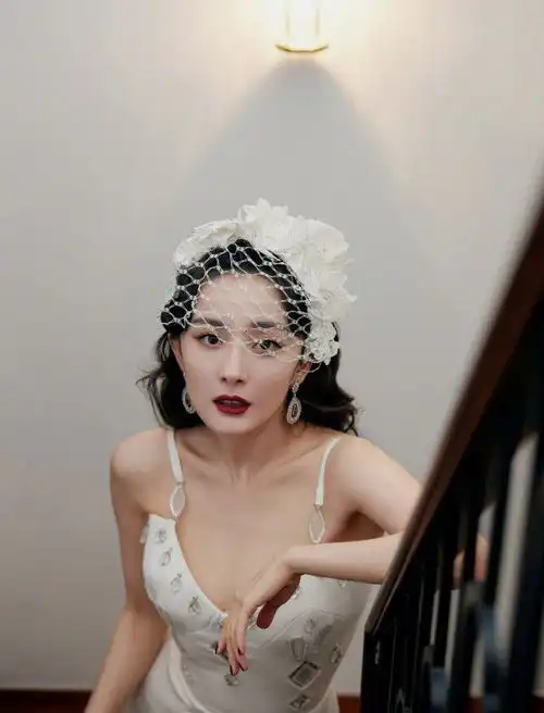  杨幂又美出新高度小白裙配同色头纱复古大胆,网友纯欲鼻祖