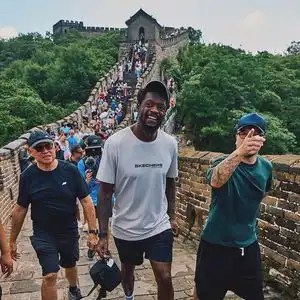  有点显老兰德尔晒中国行照片游览长城与球鞋商做活动