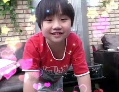  父子三人都是童星出道,2岁就参演电视剧出道,长大后让网友失望