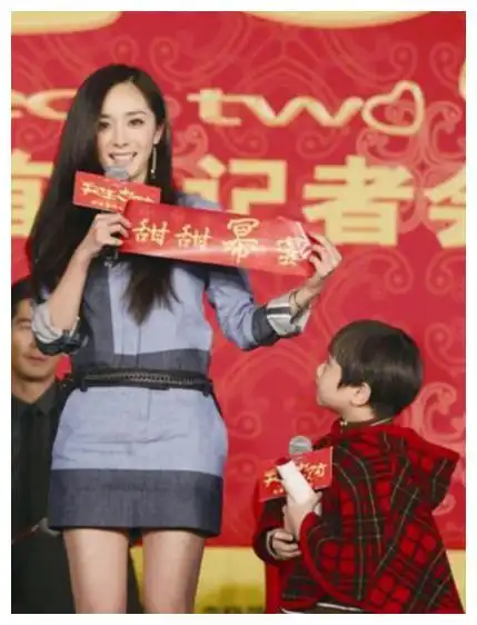  曾和杨幂搭戏走红,挣1800万后全身溃烂,今17岁状态太心酸