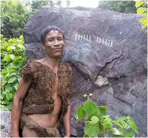  越南男子与父亲在丛林生活41年,被救出后他称不知世上竟有女人