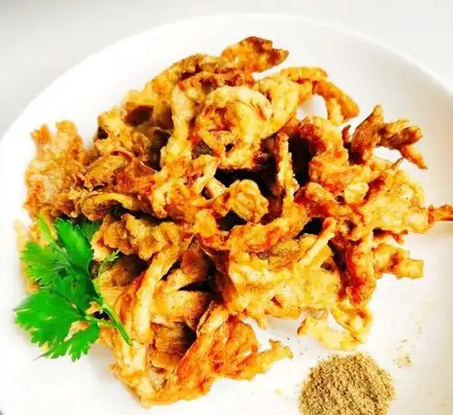 炸蘑菇,用水调糊,10个人9人都会错,用错方法难怪不酥香还溅油