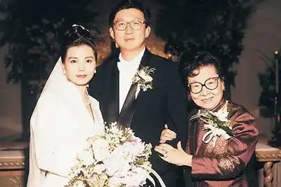  她是周润发张国荣的女神,曾嫁富豪守寡数年,如今依然竟然令人感叹