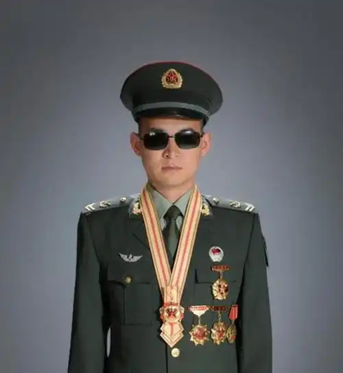  排雷英雄杜富国,18年失去2眼2手荣获一等功,享受什么待遇