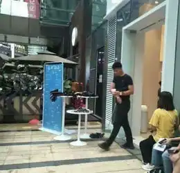  王俊凯打卡自家奶茶店,不敢进店让助理带奶茶,暖心又惹人疼