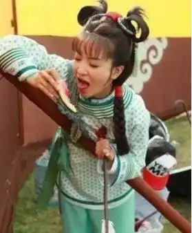  明星片场休息唐僧抽烟,娴妃打电话,赵丽颖累到睡着