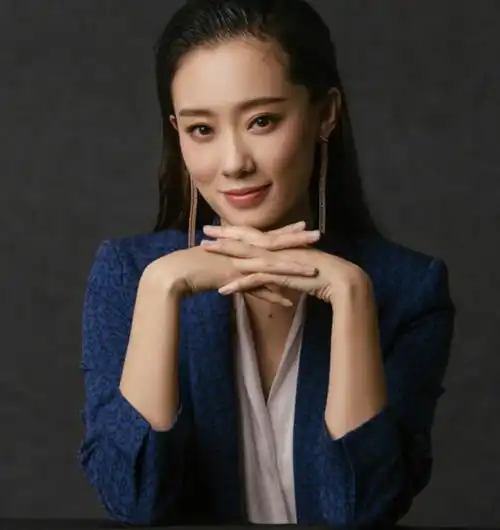  张小斐深夜聚餐被媒体拍到,四名帅哥作陪心情好,喝多被贴心搀扶