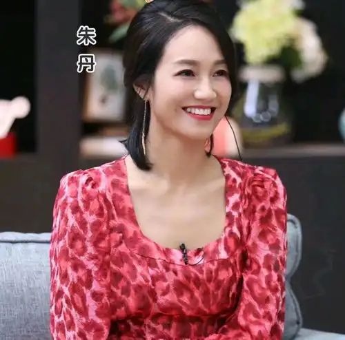  温馨朱丹拍杂志,女儿误闯入镜头,可爱的像民国娃娃