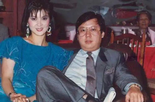  惊66岁王祖贤现身温哥华,腹部凸起疑似怀孕真相竟是这样