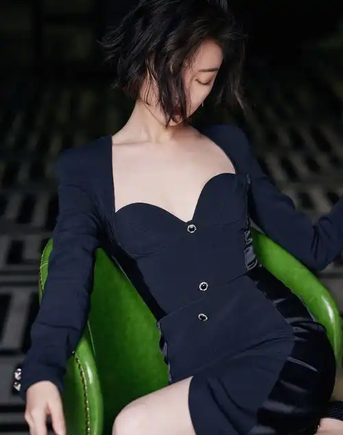  倪妮尝试新造型,貂皮大衣配蕾丝内搭,视觉冲击感很强