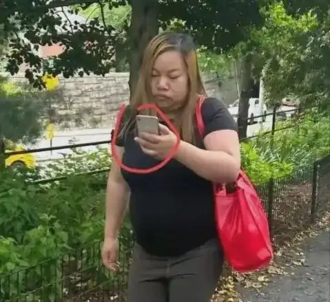 网友街头偶遇凤姐,身材发福严重,肚子太圆润,拿iphone8太节俭