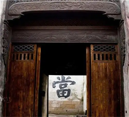  老人拾荒时捡到6块破布,被儿子20元贱卖,如今却拍出4个亿
