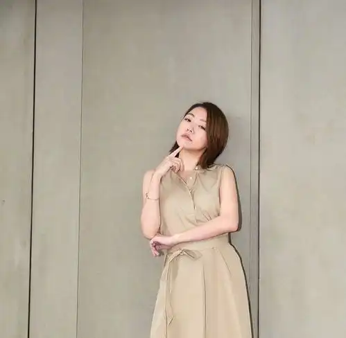  41岁小s真放得开墨绿色衬衫搭配黑色半身裙性感精致,魅力十足