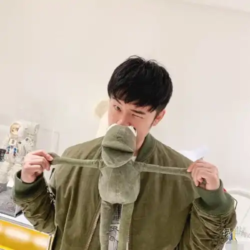  懒理前妻许婧新恋情,陈赫搞怪晒照庆新年,心情丝毫不受影响