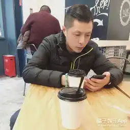  47岁老爹同框像男友,妈妈像姐姐,这妹子一家的颜值早上天了