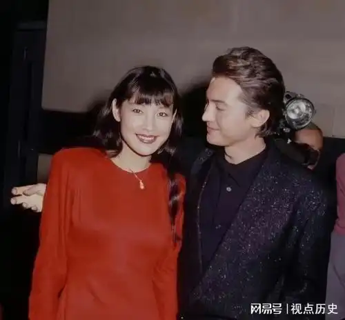  尊龙和陈冲宣传电影末代皇帝的经典留影,眼中爱意满满