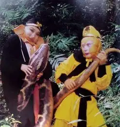  西游记最珍贵的幕后照唐僧师徒坐游艇,八戒悟空玩道具蛇