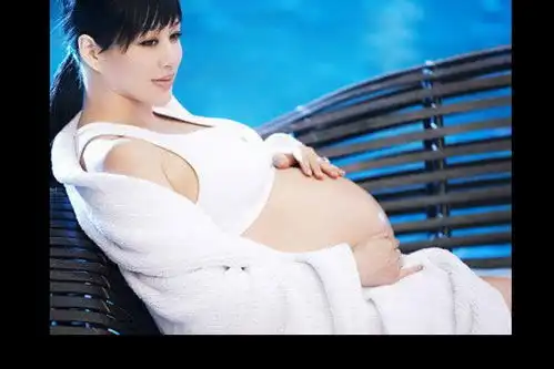  孕妈女星大胆裸照曝光李嘉欣钟丽缇纷纷出镜