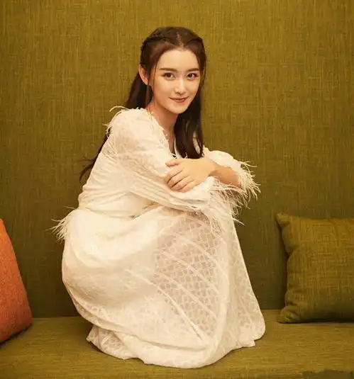  王俊凯帅气亮相天坑鹰猎首播发布会,女二号颜值碾压女主