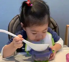  章子怡晒女儿照片,呆萌十足,汪峰大女儿自拍照曝光,气质出众