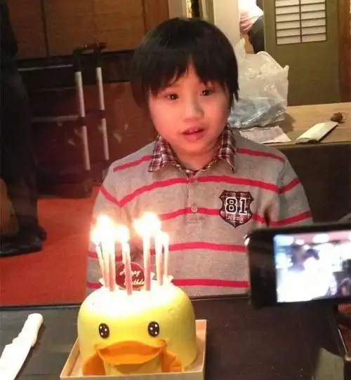  悲惨的小小彬5岁爆红却被亲妈抛弃,没学上还挣钱养父亲和后妈