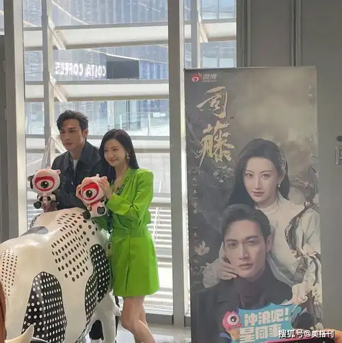  司藤夫妇同框直播,景甜穿西装裙变御姐,张彬彬帅气暖萌