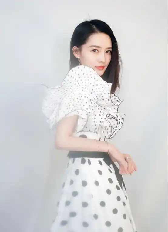  李沁身材骨感,穿白裙加波点也不显胖,这体型真让人羡慕