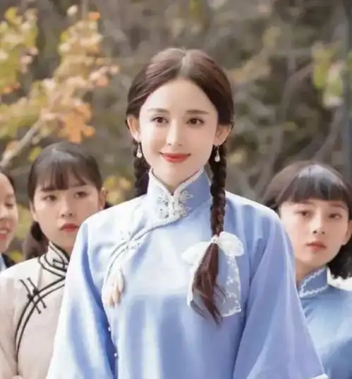  杨幂穿旗袍扎双马尾,气质清纯的像小学妹,时尚又减龄