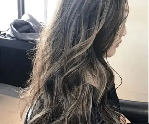 慵懒长卷发少女