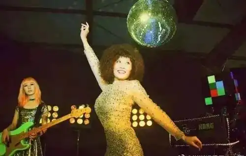 她排名超过邓丽君,恋爱50天闪婚生子,离婚时称特高兴太飒了