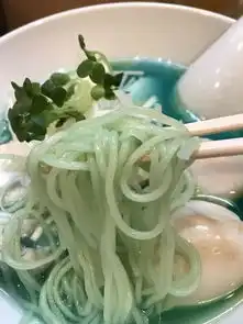  走吧,带你去东京吃一碗看上去毫无食欲的蓝色拉面