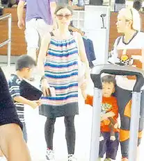  柏芝返港与lucas穿母子装quintus可爱跟随