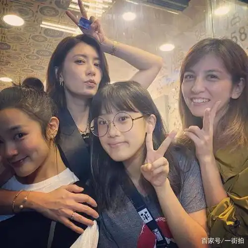  贾静雯和前夫大战早已结束,大方晒出女儿照片,和女儿像同龄