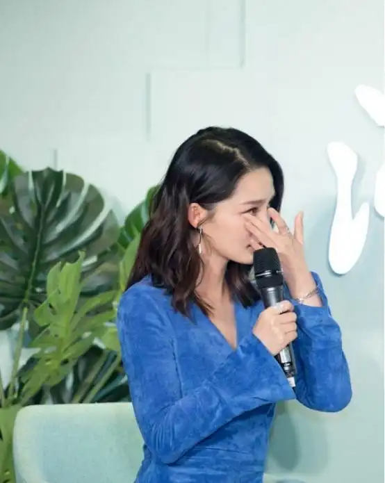  李沁的颜值真是让人上瘾,他的实力证明,即使随便穿,也很好看