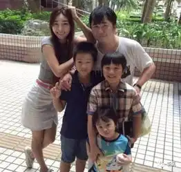  最萌童星赚的钱却被后妈拿去整形换了个头